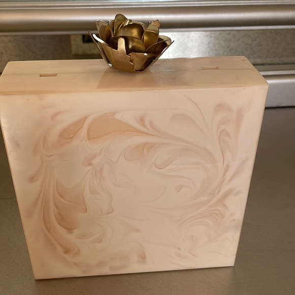 Clutches - Picture 3 of 8